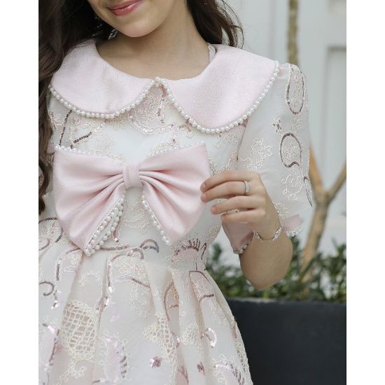 صورة فستان بناتي وردي بفيونكة لؤلؤ وأكمام مرصعة | حين تلتقي الرقة بالفخامة - 1183